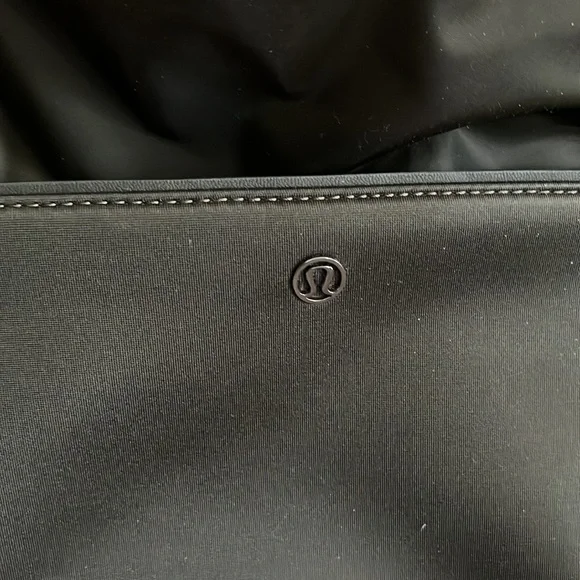 Lululemon LARGE bucket tote with shoe bag - Picture 2 of 5